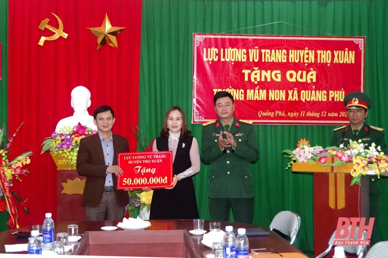 Ban Chỉ huy Quân sự huyện Thọ Xuân tặng Trường Mầm non Quảng Phú 50 triệu đồng