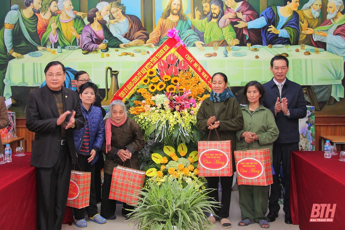 Phó Bí thư Tỉnh ủy Trịnh Tuấn Sinh thăm, chúc mừng Giáng sinh tại Giáo xứ Sầm Sơn