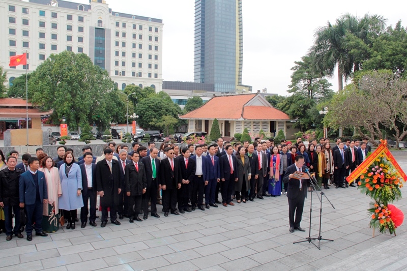 Đoàn đại biểu Hiệp hội Doanh nghiệp tỉnh dâng hương báo công Chủ tịch Hồ Chí Minh nhân dịp tổ chức Đại hội lần thứ III