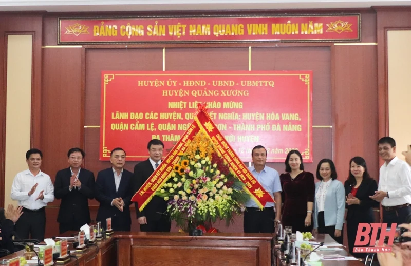 Lãnh đạo các địa phương kết nghĩa thăm và tặng quà gia đình chính sách tại huyện Quảng Xương