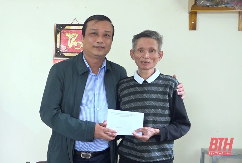 Lãnh đạo các địa phương kết nghĩa thăm và tặng quà gia đình chính sách tại huyện Quảng Xương