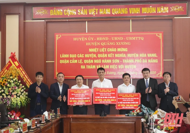 Lãnh đạo các địa phương kết nghĩa thăm và tặng quà gia đình chính sách tại huyện Quảng Xương