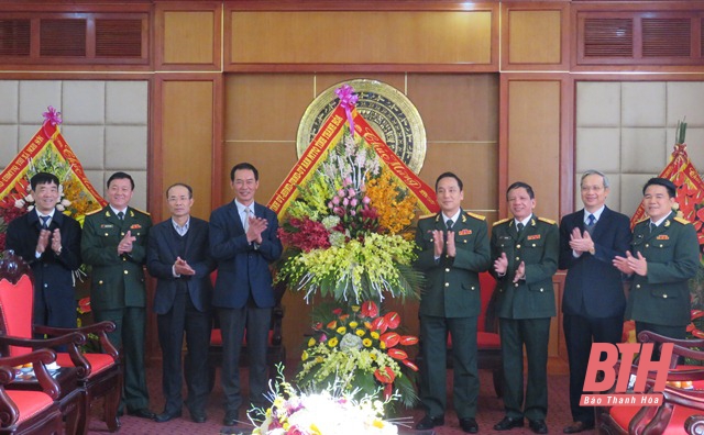 Phó Bí thư Tỉnh ủy Trịnh Tuấn Sinh chúc mừng cán bộ, chiến sỹ Bộ Chỉ huy Quân sự và Bộ đội Biên phòng tỉnh