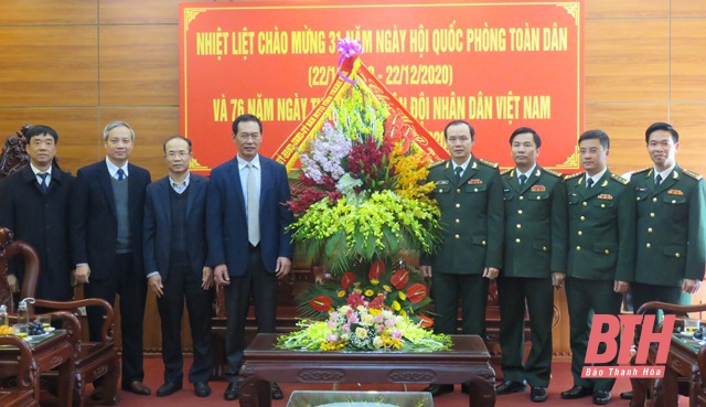 Phó Bí thư Tỉnh ủy Trịnh Tuấn Sinh chúc mừng cán bộ, chiến sỹ Bộ Chỉ huy Quân sự và Bộ đội Biên phòng tỉnh