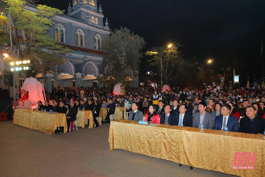 Đồng chí Đỗ Trọng Hưng, Bí thư Tỉnh ủy, Chủ tịch HĐND tỉnh, Trưởng đoàn ĐBQH tỉnh dự, chúc mừng Lễ Giáng sinh năm 2020