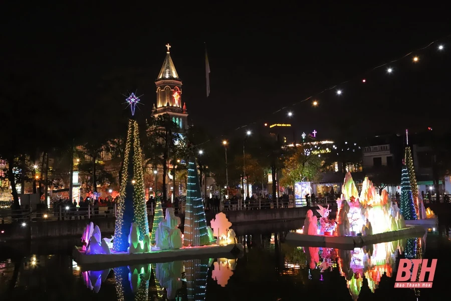 Đồng chí Đỗ Trọng Hưng, Bí thư Tỉnh ủy, Chủ tịch HĐND tỉnh, Trưởng đoàn ĐBQH tỉnh dự, chúc mừng Lễ Giáng sinh năm 2020