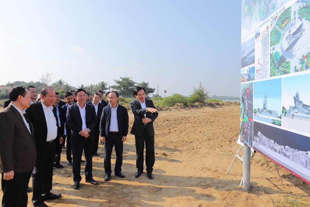 Phó Thủ tướng Thường trực Chính phủ Trương Hòa Bình kiểm tra Dự án Khu lưu niệm đón tiếp đồng bào Miền Nam tập kết ra Bắc tại TP Sầm Sơn