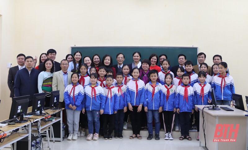 Trao thiết bị dạy học cho trường tiểu học thị trấn Ngọc Lặc