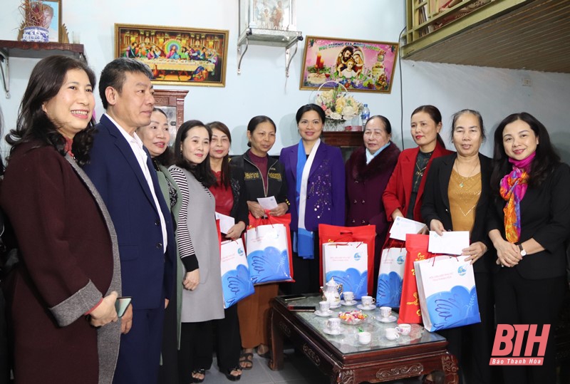 Chủ tịch Hội LHPN Việt Nam thăm, tặng quà chi hội trưởng phụ nữ và hộ đồng bào công giáo có hoàn cảnh khó khăn tại TP Thanh Hóa