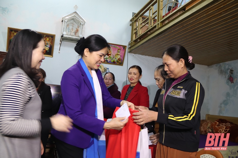 Chủ tịch Hội LHPN Việt Nam thăm, tặng quà chi hội trưởng phụ nữ và hộ đồng bào công giáo có hoàn cảnh khó khăn tại TP Thanh Hóa