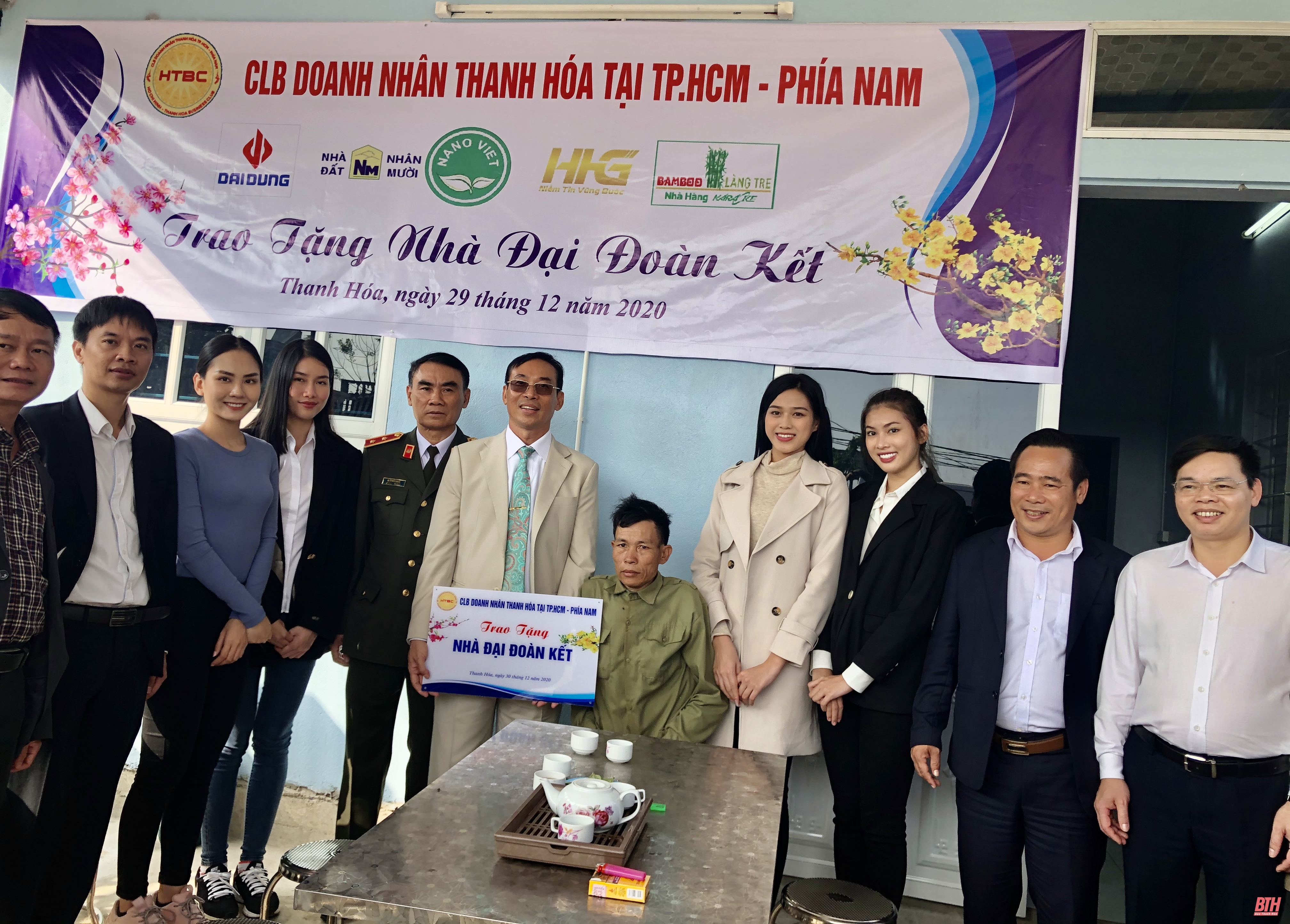 Câu lạc bộ Doanh nhân Thanh Hóa tại TP Hồ Chí Minh - phía Nam trao nhà đại đoàn kết cho hộ nghèo tại quê nhà