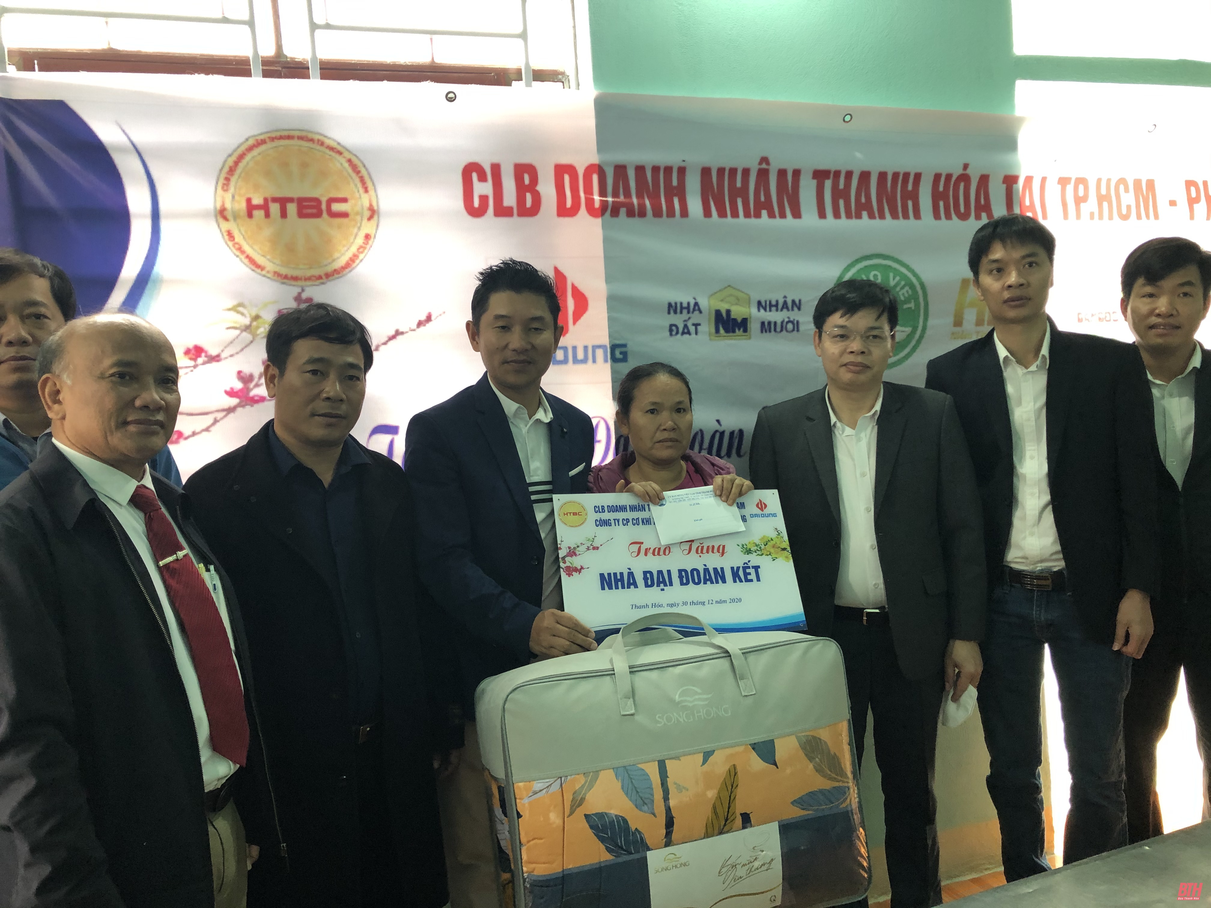 Câu lạc bộ Doanh nhân Thanh Hóa tại TP Hồ Chí Minh - phía Nam trao nhà đại đoàn kết cho hộ nghèo tại quê nhà