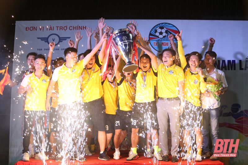 Sôi nổi Giải bóng đá thị xã Nghi Sơn tại Miền Nam