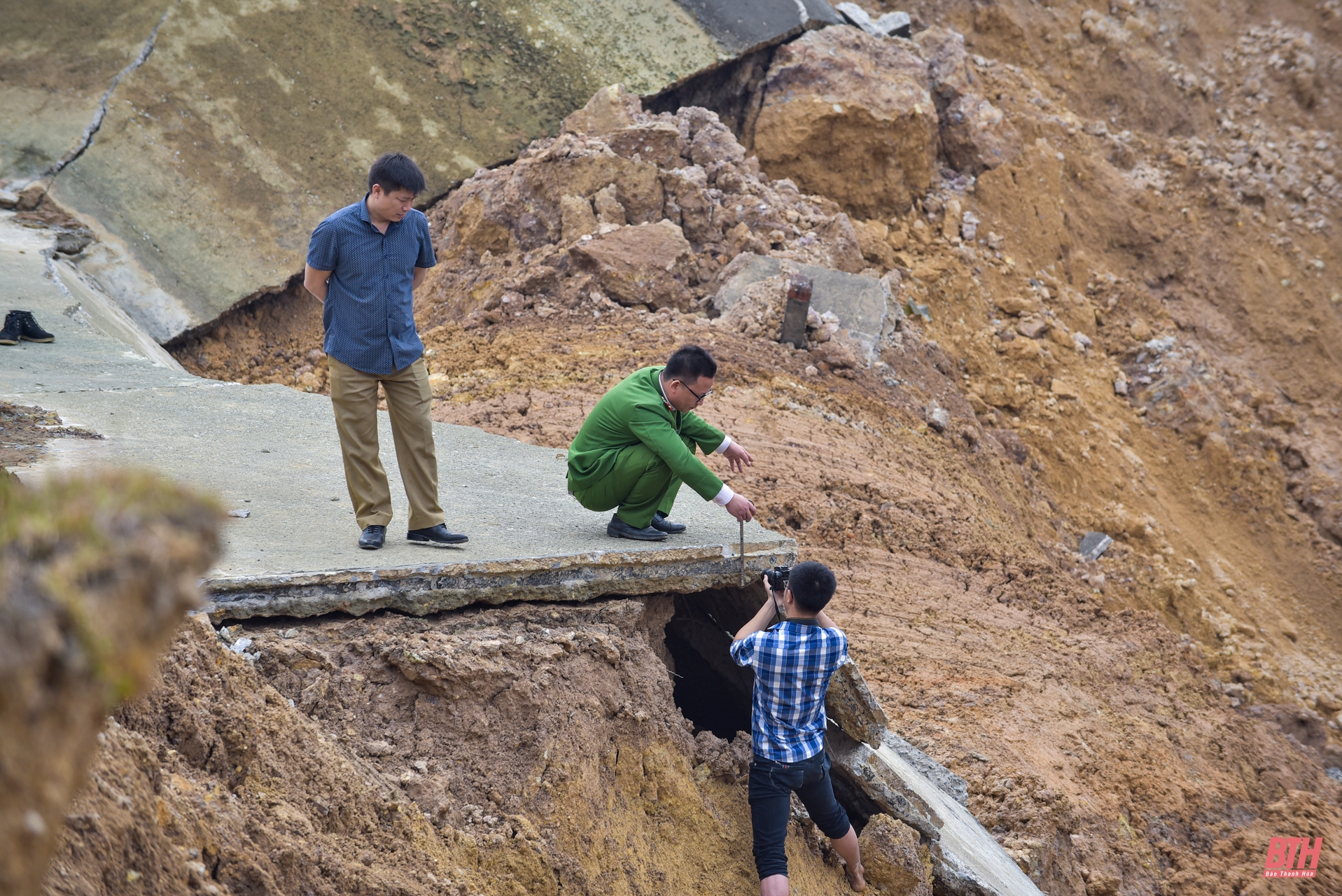 Cận cảnh việc khắc phục sự cố xói trôi trên kênh chính thuộc hệ thống kênh Bắc Sông Chu - Nam Sông Mã