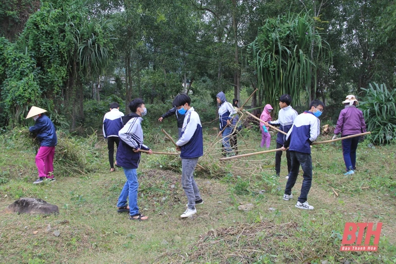 Hơn 200 người dân tổng vệ sinh Di tích lịch sử Nhà máy điện Hàm Rồng