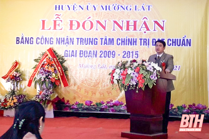 Trung tâm Chính trị huyện Mường Lát đón nhận bằng công nhận Trung tâm chính trị đạt chuẩn giai đoạn 2009 - 2015