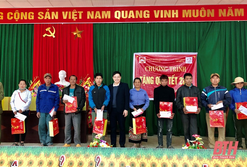 Tập đoàn Vingroup tặng 200 suất quà Tết cho hộ nghèo huyện Mường Lát