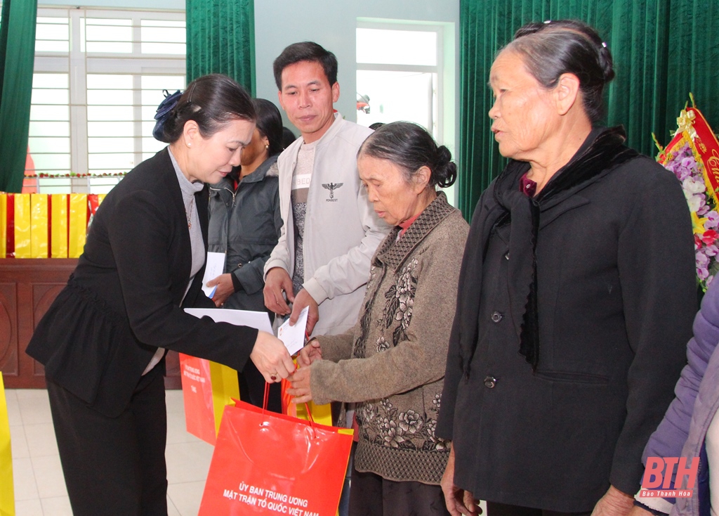 Phó Chủ tịch Ủy ban Trung ương MTTQ Việt Nam Trương Thị Ngọc Ánh thăm và tặng quà Tết các gia đình chính sách tại 2 huyện Hậu Lộc và Hoằng Hóa