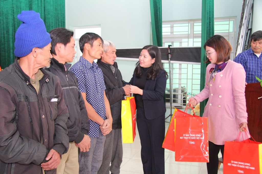 Phó Chủ tịch Ủy ban Trung ương MTTQ Việt Nam Trương Thị Ngọc Ánh thăm và tặng quà Tết các gia đình chính sách tại 2 huyện Hậu Lộc và Hoằng Hóa