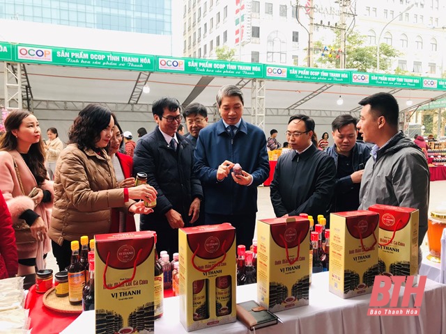 Phó Chủ tịch UBND tỉnh Lê Đức Giang thăm điểm trưng bày, giới thiệu và bán sản phẩm OCOP tỉnh Thanh Hóa