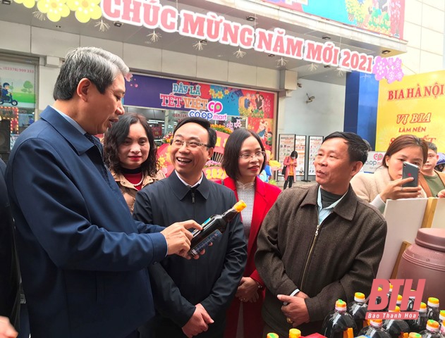 Phó Chủ tịch UBND tỉnh Lê Đức Giang thăm điểm trưng bày, giới thiệu và bán sản phẩm OCOP tỉnh Thanh Hóa