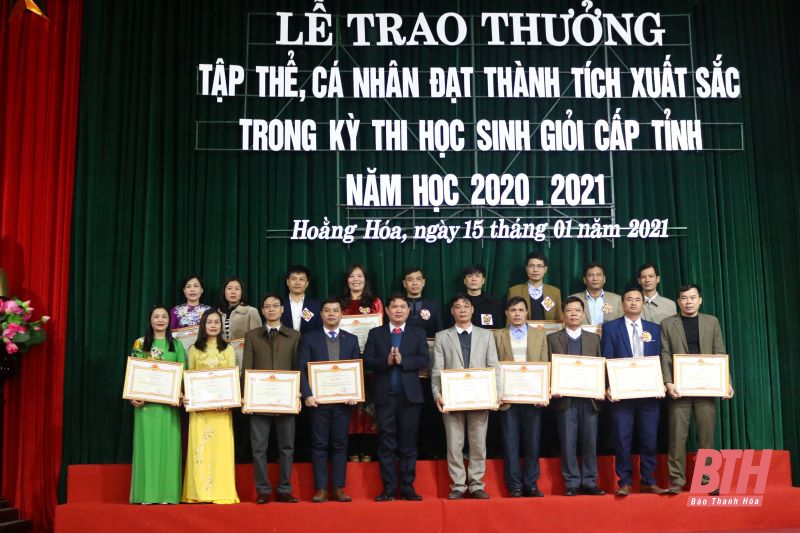 Huyện Hoằng Hóa trao thưởng cho tập thể, cá nhân đạt thành tích xuất sắc trong Kỳ thi học sinh giỏi cấp tỉnh năm học 2020-2021