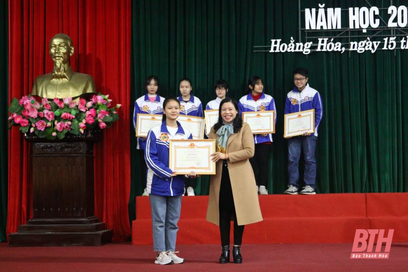 Huyện Hoằng Hóa trao thưởng cho tập thể, cá nhân đạt thành tích xuất sắc trong Kỳ thi học sinh giỏi cấp tỉnh năm học 2020-2021