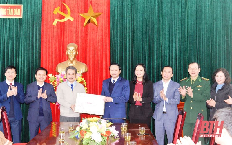 Chủ tịch UBND tỉnh Đỗ Minh Tuấn thăm, chúc tết Nhân dân, cán bộ, chiến sỹ và công nhân lao động trên địa bàn thị xã Nghi Sơn