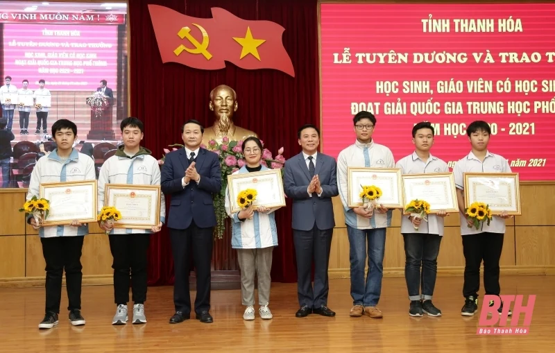 Trao thưởng cho học sinh, giáo viên có học sinh đoạt giải trong Kỳ thi chọn học sinh giỏi Quốc gia năm học 2020-2021