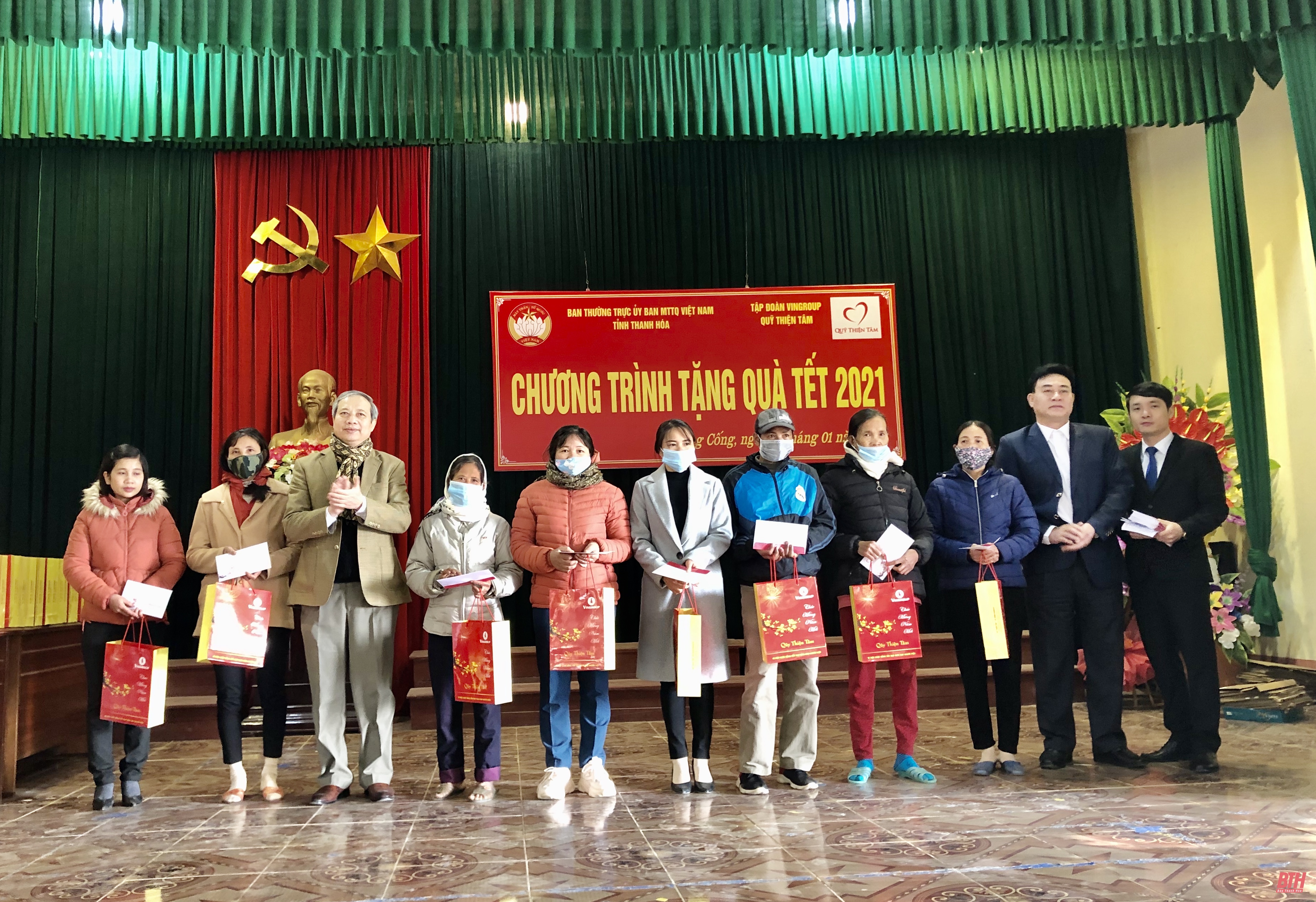 Tập đoàn Vingroup tặng 600 suất quà tết cho hộ nghèo các huyện Quảng Xương, Nông Cống và thị xã Nghi Sơn