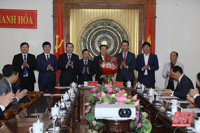 Tiễn Đoàn đại biểu Đảng bộ tỉnh Thanh Hóa đi dự Đại hội đại biểu toàn quốc lần thứ XIII của Đảng