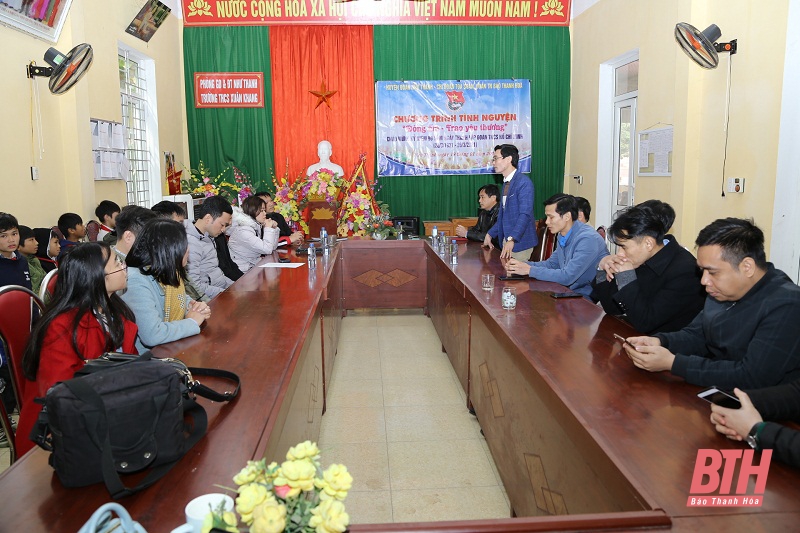 Đoàn Thanh niên Báo Thanh Hóa trao quà cho học sinh nghèo tại huyện Như Thanh