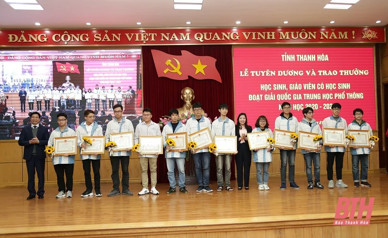 Trao thưởng cho học sinh, giáo viên có học sinh đoạt giải trong Kỳ thi chọn học sinh giỏi Quốc gia năm học 2020-2021