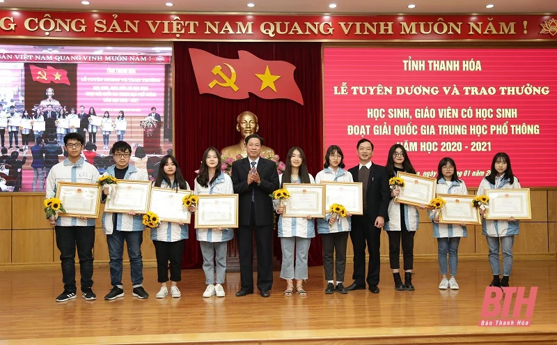 Trao thưởng cho học sinh, giáo viên có học sinh đoạt giải trong Kỳ thi chọn học sinh giỏi Quốc gia năm học 2020-2021