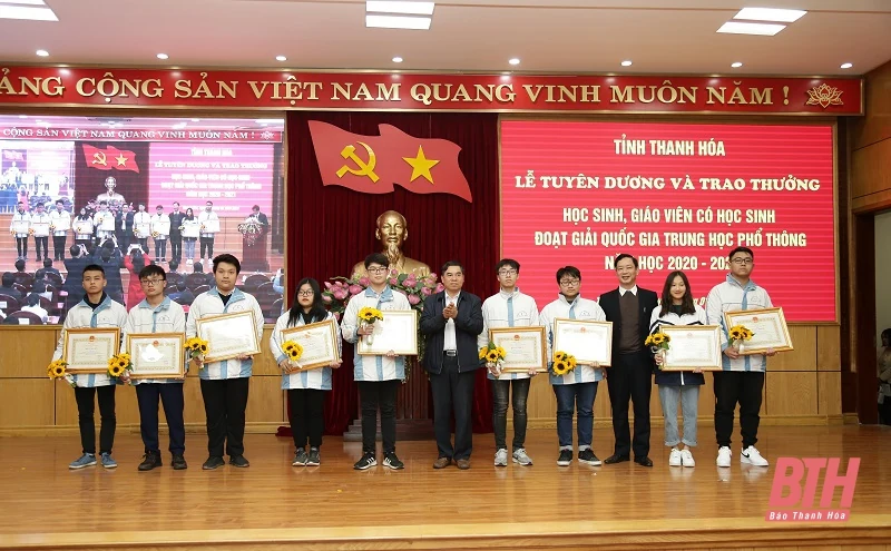 Trao thưởng cho học sinh, giáo viên có học sinh đoạt giải trong Kỳ thi chọn học sinh giỏi Quốc gia năm học 2020-2021