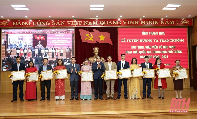 Trao thưởng cho học sinh, giáo viên có học sinh đoạt giải trong Kỳ thi chọn học sinh giỏi Quốc gia năm học 2020-2021