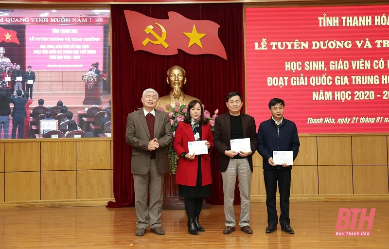 Trao thưởng cho học sinh, giáo viên có học sinh đoạt giải trong Kỳ thi chọn học sinh giỏi Quốc gia năm học 2020-2021