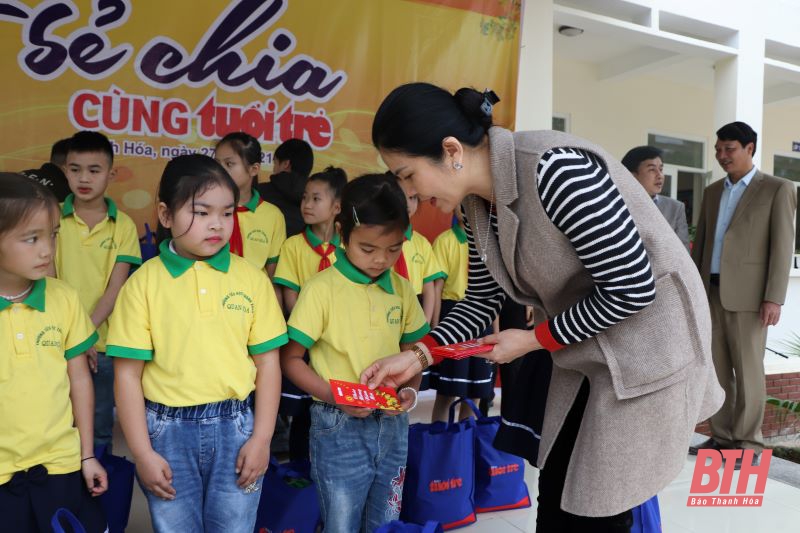 Học sinh vùng cao Quan Hóa đón nhận 300 suất quà tết