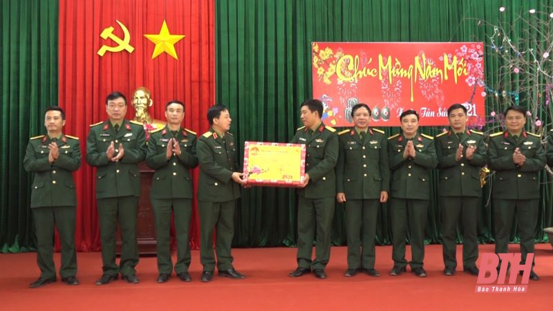 Phó Tư lệnh Quân khu 4 chúc tết tại Thanh Hóa