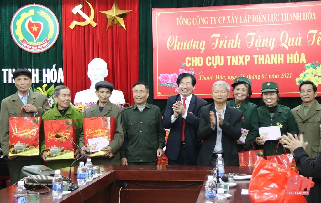 Tổng Công ty CP Xây lắp điện lực Thanh Hóa tặng quà cho hội viên cựu TNXP khó khăn