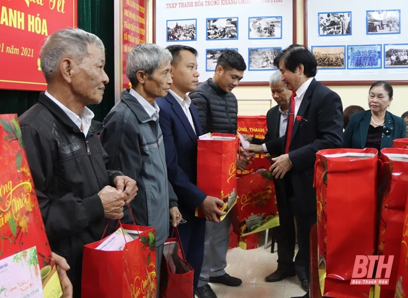 Tổng Công ty CP Xây lắp điện lực Thanh Hóa tặng quà cho hội viên cựu TNXP khó khăn