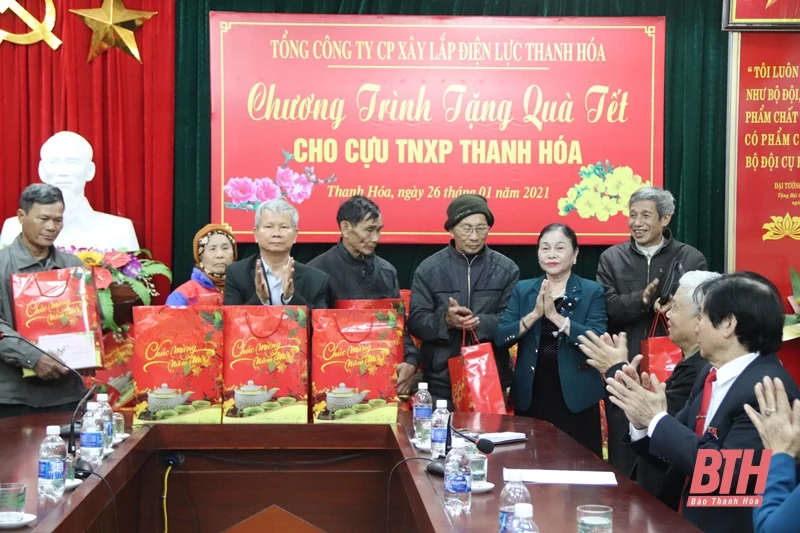 Tổng Công ty CP Xây lắp điện lực Thanh Hóa tặng quà cho hội viên cựu TNXP khó khăn