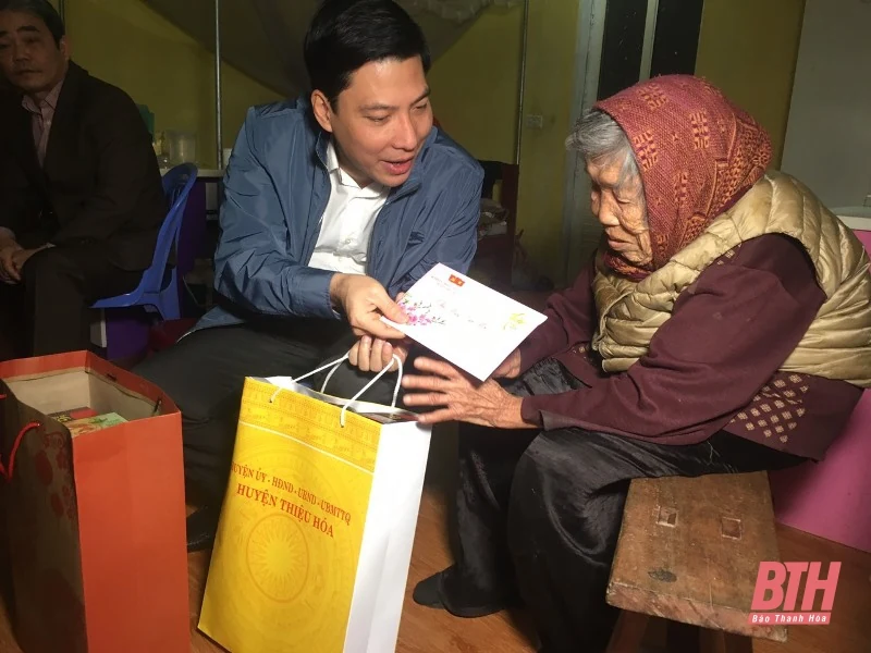 Lãnh đạo huyện Thiệu Hoá tặng quà cho các gia đình chính sách