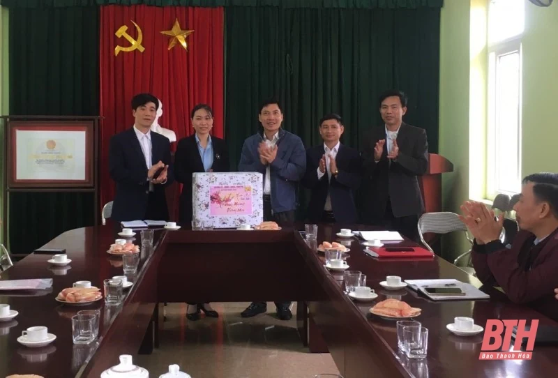 Lãnh đạo huyện Thiệu Hoá tặng quà cho các gia đình chính sách