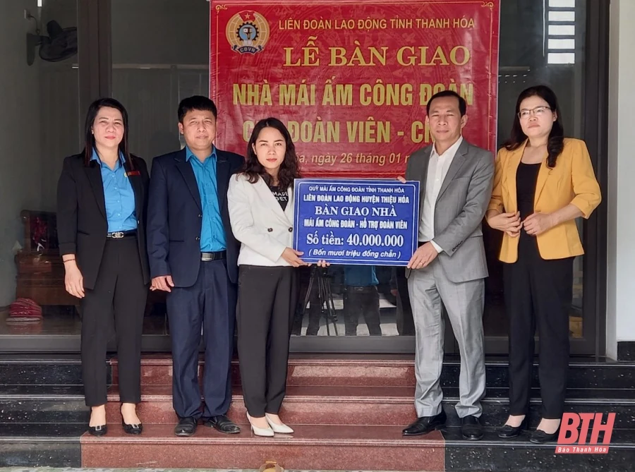 Chủ tịch Liên đoàn Lao động tỉnh Võ Mạnh Sơn trao kinh phí hỗ trợ xây dựng “Mái ấm Công đoàn” cho đoàn viên khó khăn
