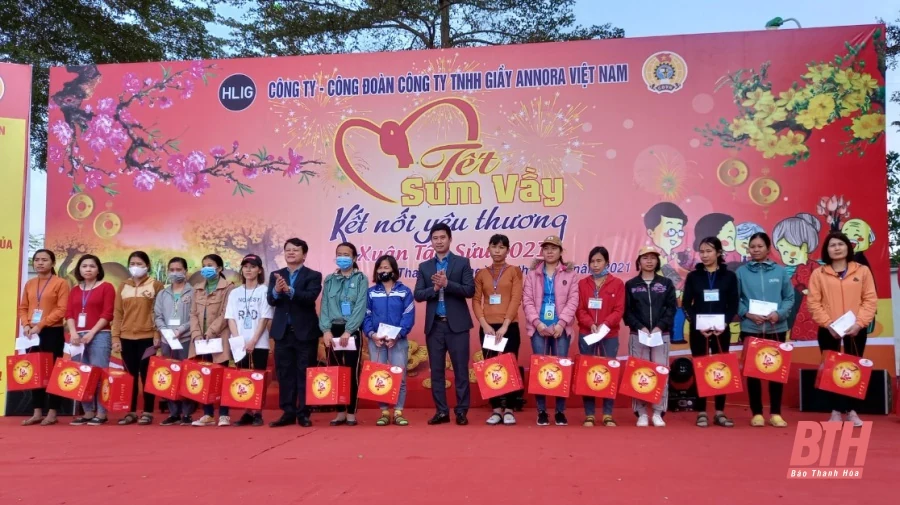 Trao 300 suất quà cho công nhân, lao động khó khăn