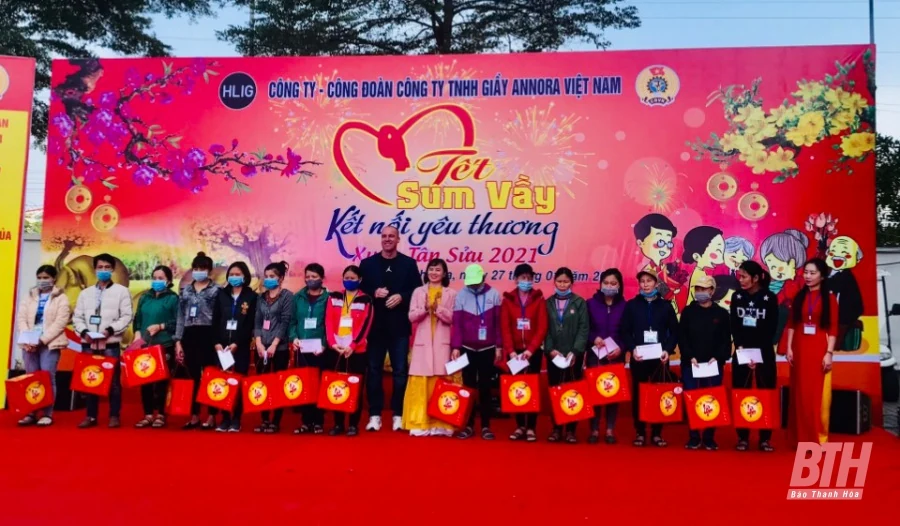 Trao 300 suất quà cho công nhân, lao động khó khăn