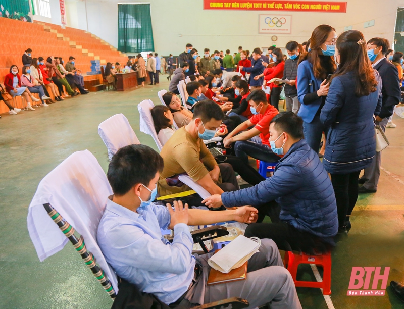 Gần 1.000 người tham gia Ngày hội hiến máu tình nguyện huyện Nga Sơn 2021