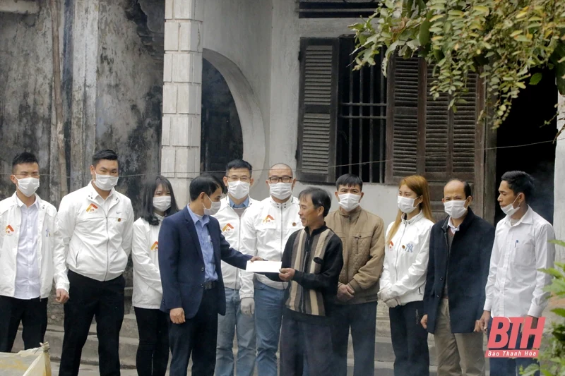 Trao 45 suất quà tết cho hộ nghèo, có hoàn cảnh khó khăn ở xã Quảng Ngọc