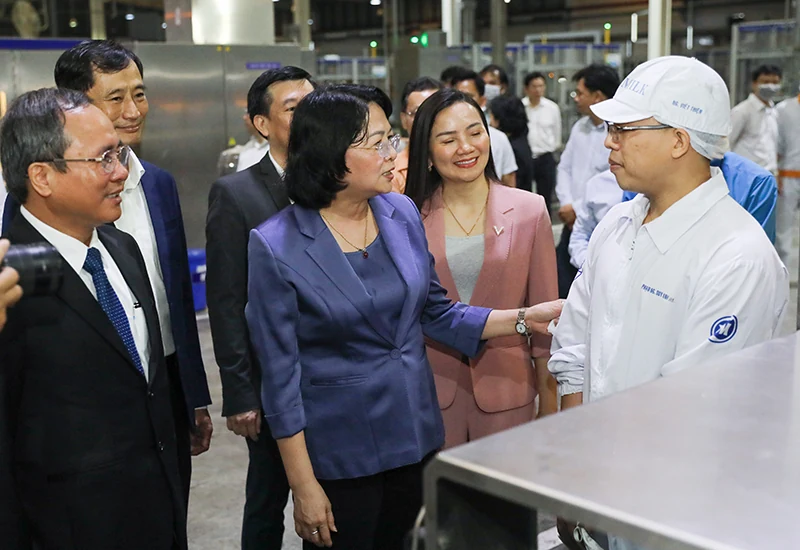 Phó Chủ tịch Nước Đặng Thị Ngọc Thịnh đánh giá cao chính sách mà Vinamilk dành cho người lao động